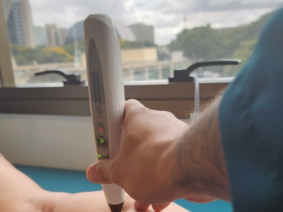 Terapia com laser aplicada em sessão na FisioIntegra